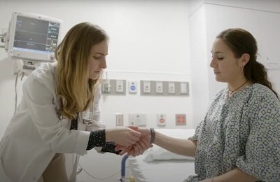 Кодирование Аквилонг в Елизово Врач держит пациентку за руку